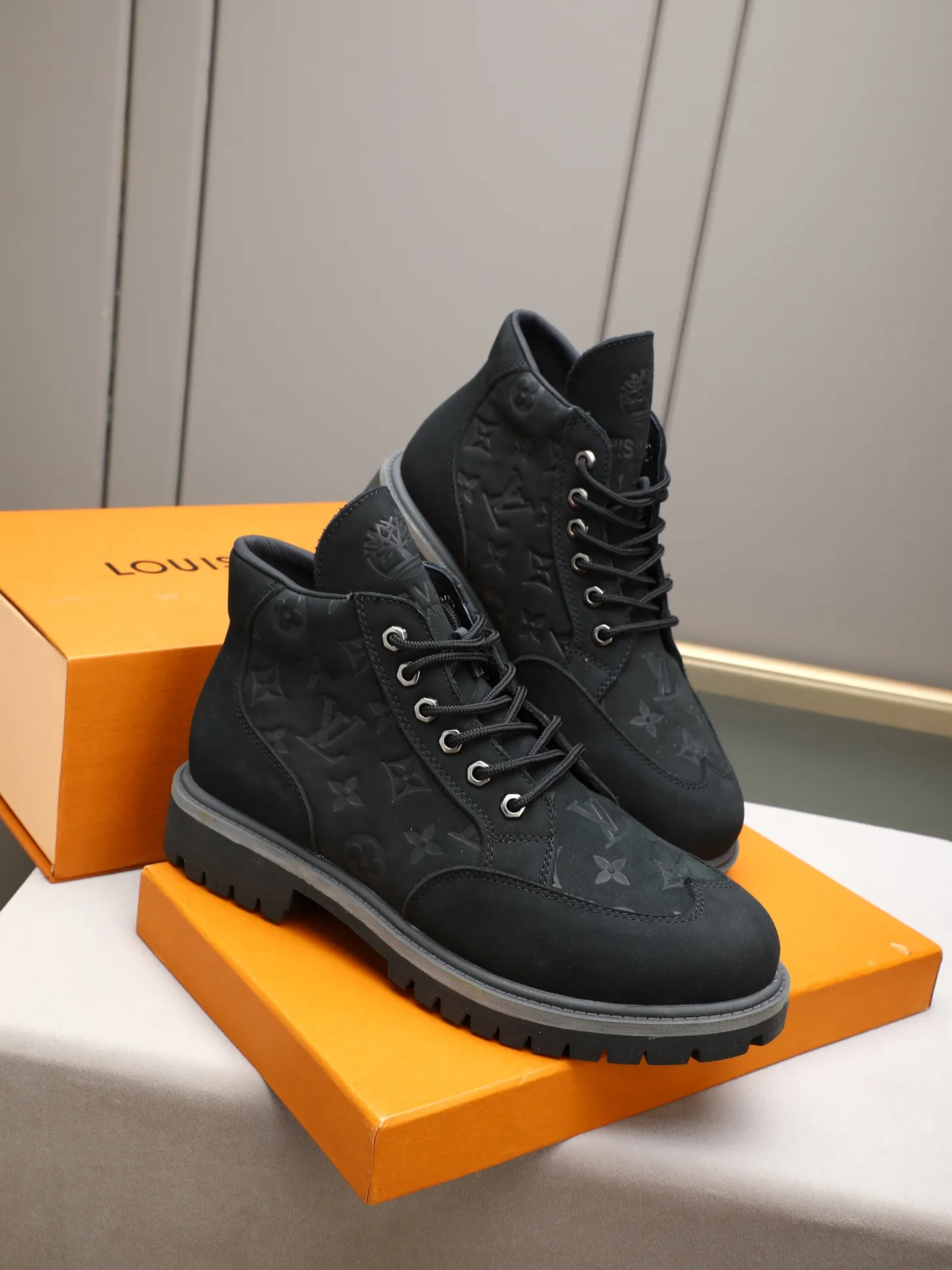 PP460 LOUIS VUITTON ss25 LV donkey brand new thick-soled lace-up big-toe shoes men's casual shoes high-top short boots. These boots are crafted from top-grain calf leather for a lightweight and comfortable fit. The thick EVA outsole is embellished with eye-catching ridges, and the trendy attitude of being both strong and soft makes it an everyday choice. ✔Upper: imported first-layer cowhide ✔Inner lining: sheep lining ✔Outsole: original molded outsole Size: 38-44 (45 customized)